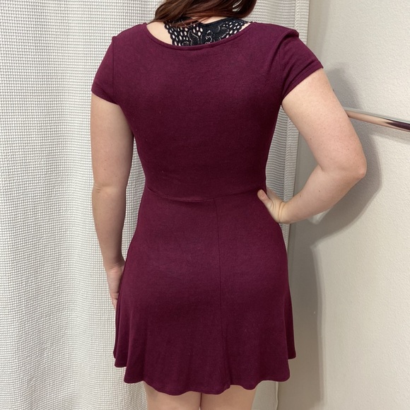 Women’s Arizona Jean Co burgundy/wine colored soft v-neck faux wrap dress. Sz S - Picture 4 of 7